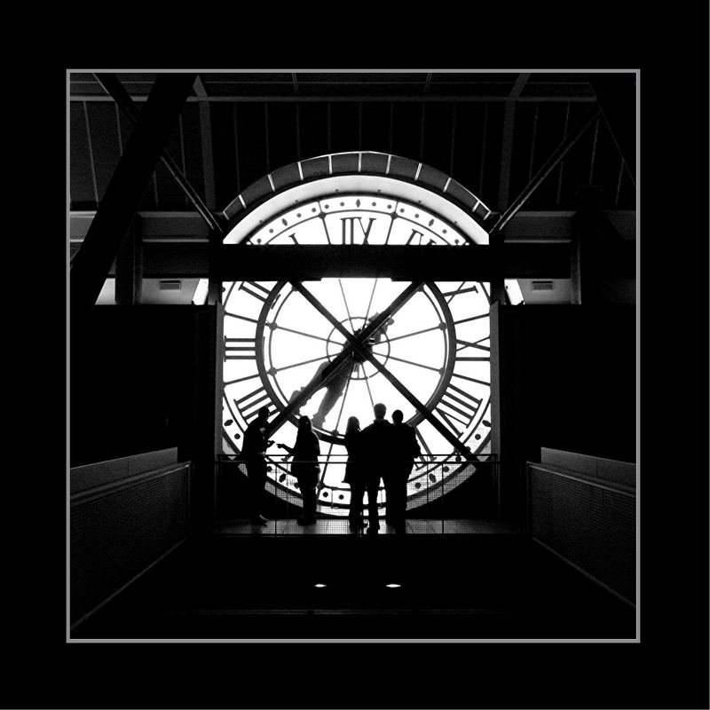Paris - Musée d´Orsay - Menschen vor Uhr s/w