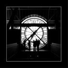 Paris - Musée d´Orsay - Menschen vor Uhr s/w