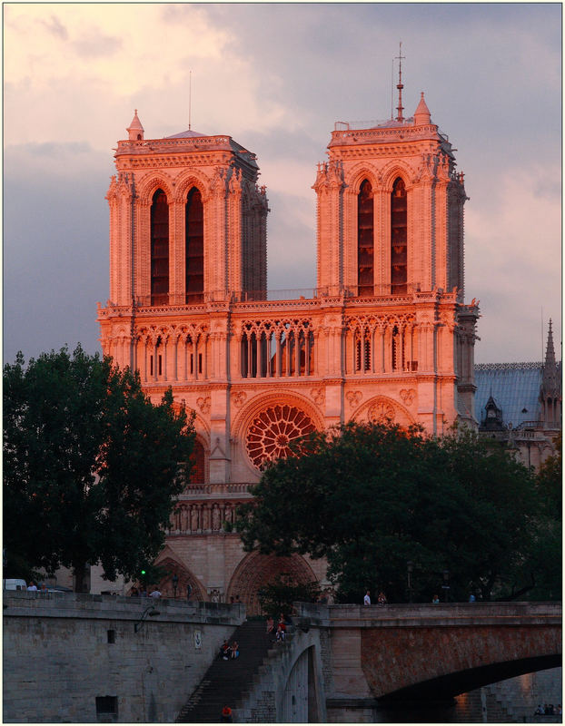 Paris, Notre Dame .............