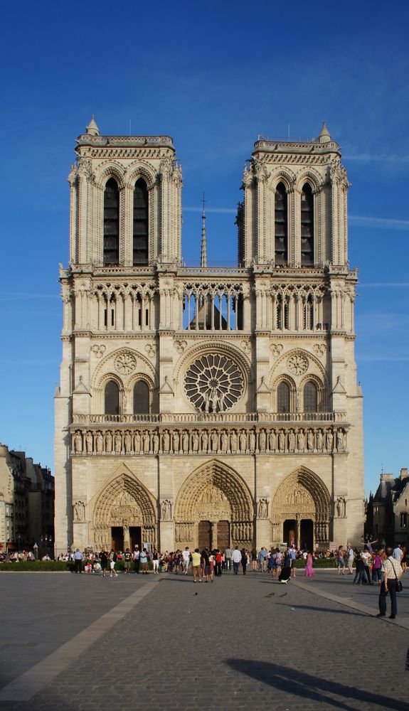 Paris: Notre-Dame in wechselndem Licht (11. August, 19 Uhr)