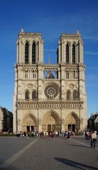 Paris: Notre-Dame in wechselndem Licht (11. August, 19 Uhr)