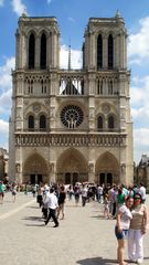 Paris: Notre-Dame in wechselndem Licht (9. August, 15 Uhr)
