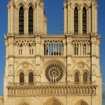 Paris: Notre-Dame in wechselndem Licht (9. August, 20 Uhr)