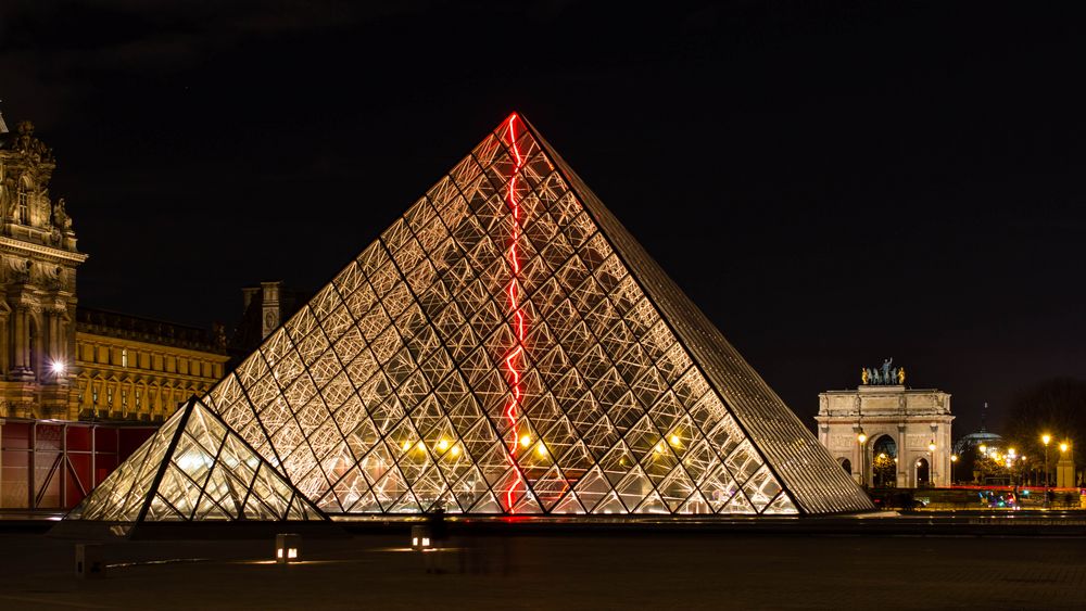 paris - pyramide du louvre