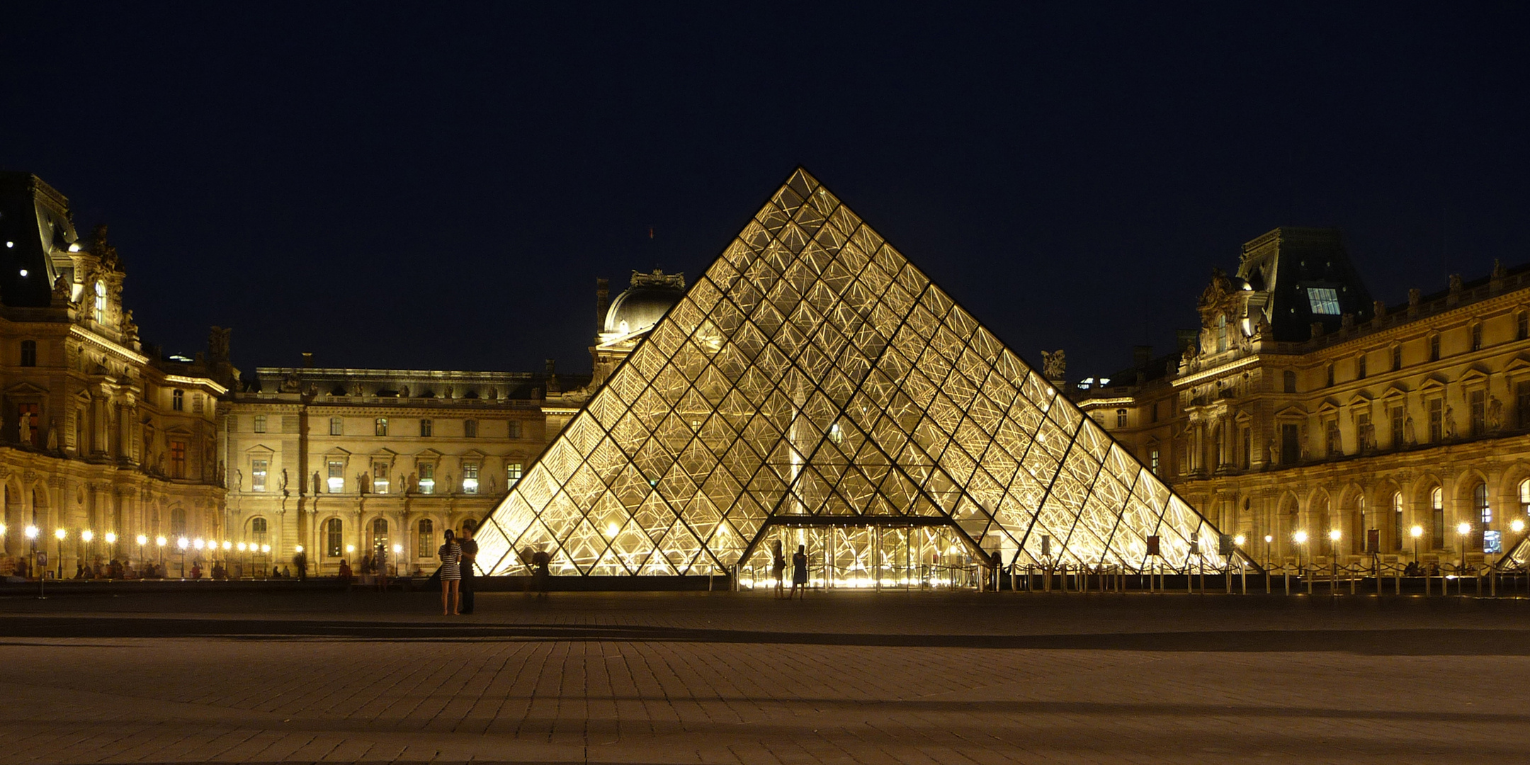 Paris: Pyramide vor dem Louvre am Abend