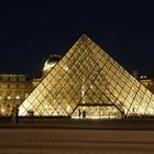 Paris: Pyramide vor dem Louvre am Abend