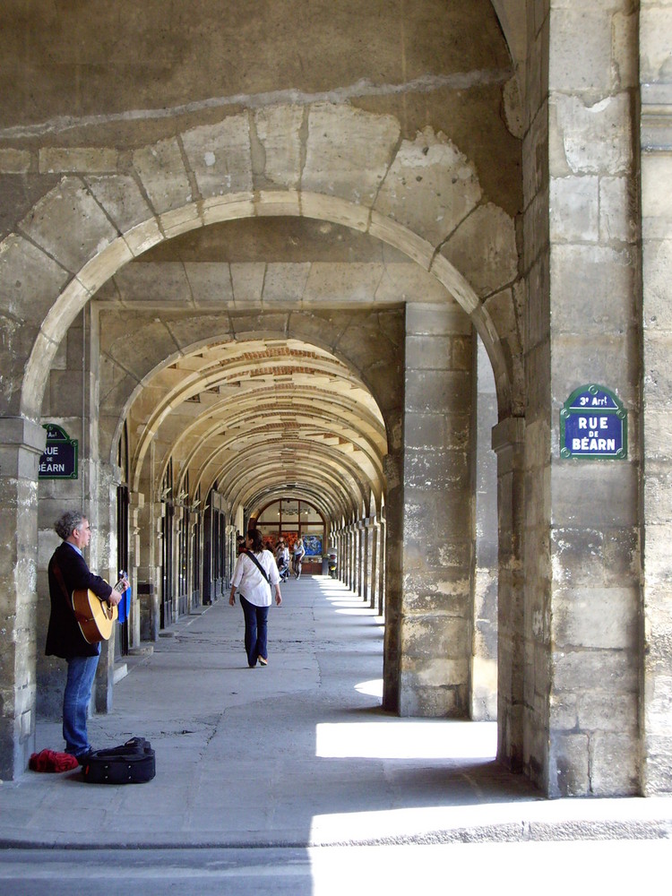 Paris: Rue des Francs Bourgeois près de la Place des Vosges