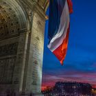 Paris s'endort sous un ciel Bleu Blanc Rouge