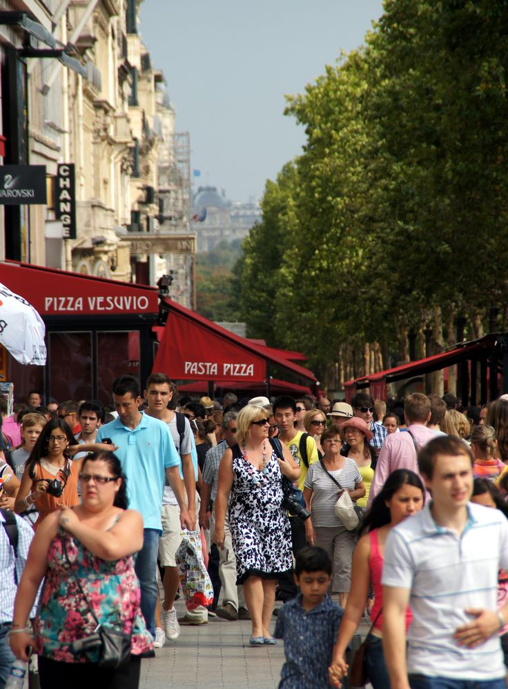 Paris: Sonntagseinkauf auf den Champs-Élysées