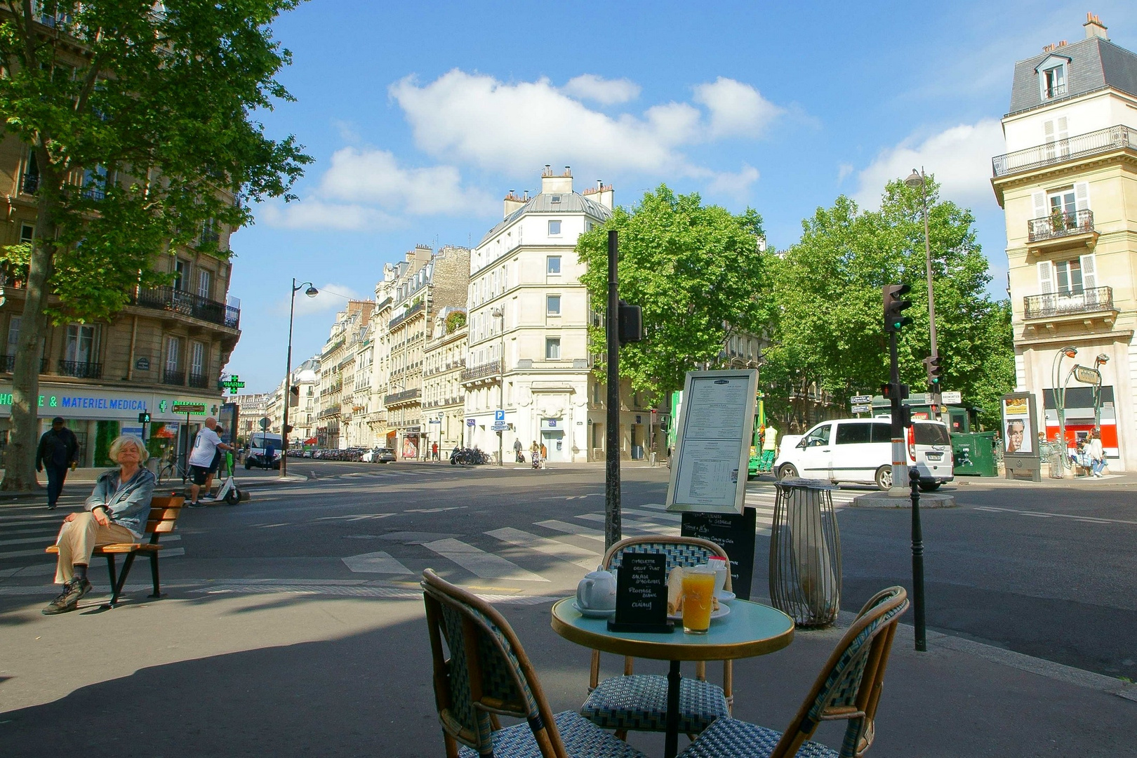 Paris - Strassenszene Samstag Morgen, Metro Wagram, in der Nähe des Parc Monceau