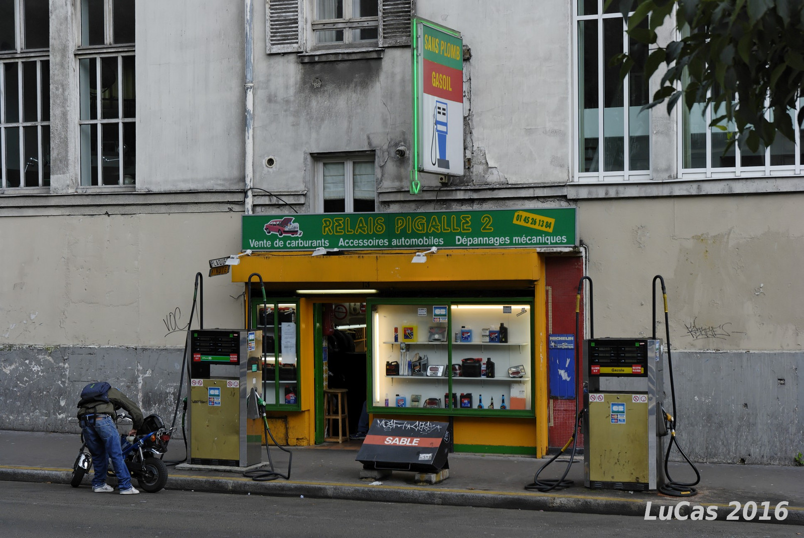 Paris - Straßentankstelle