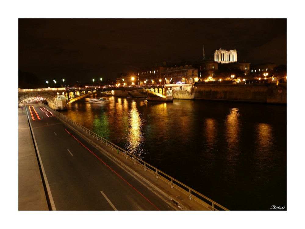 Paris vit toujours...même la nuit !