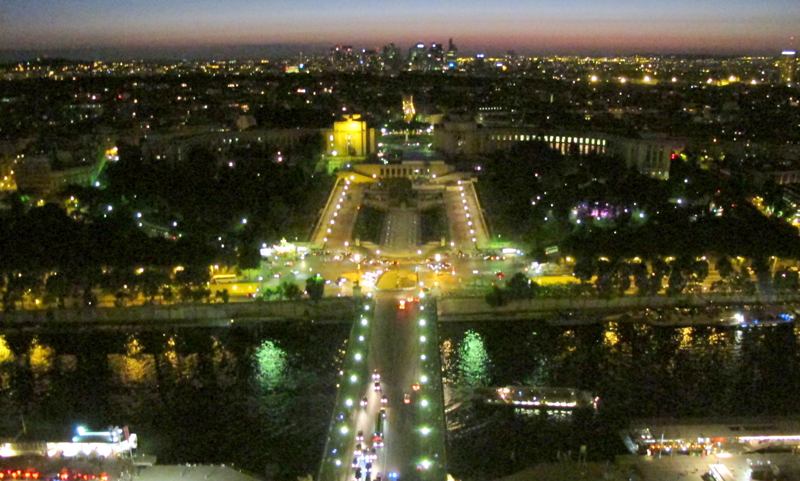 Paris(9).Eiffelturm zum Trocadero. Copyright Tour Eiffel-Illuminations Pierre Bideau