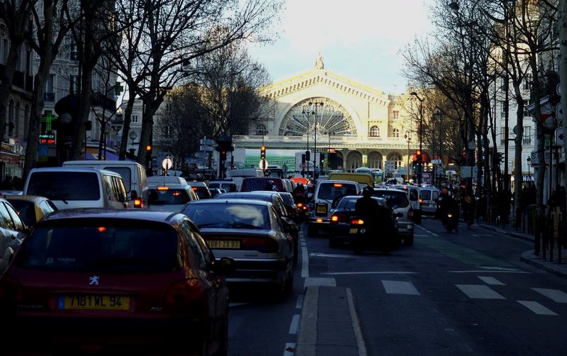 Pariser Autoverkehr am späten Nachmittag