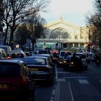 Pariser Autoverkehr am späten Nachmittag
