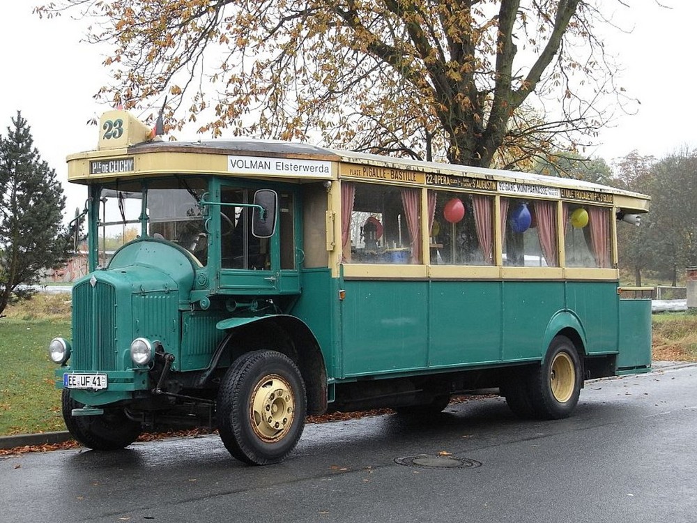 Pariser Oldtimer-Stadtbus
