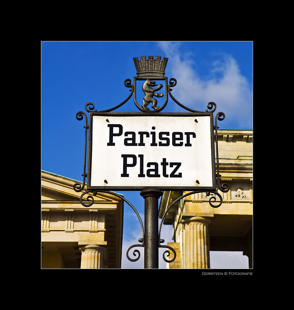 <  Pariser Platz  >