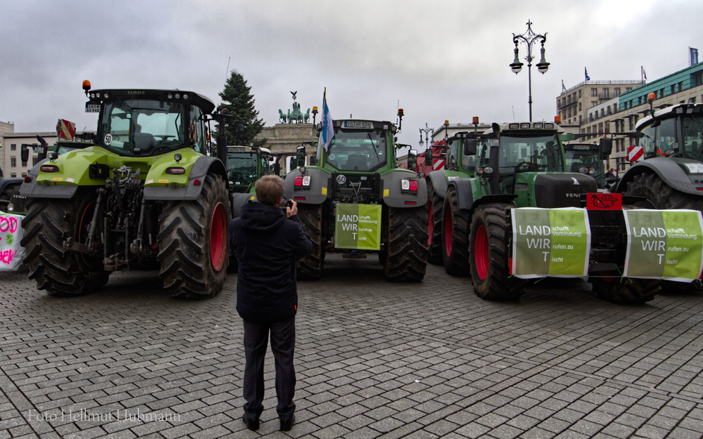 PARISER PLATZ MIT BESONDEREM VORDERGRUND