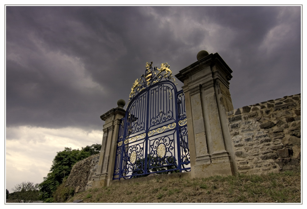 Pariser Tor vor dem Gewitter