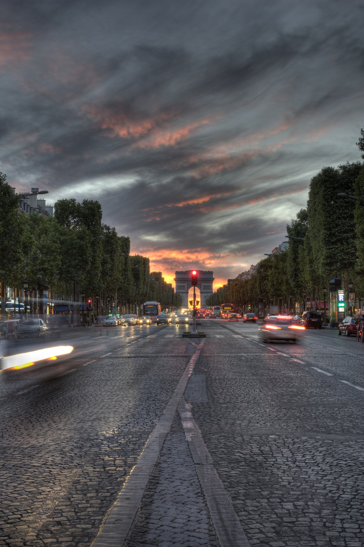 Pariser Triumphbogen und Champs Éllysées bei Nacht