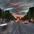 Pariser Triumphbogen und Champs Éllysées bei Nacht