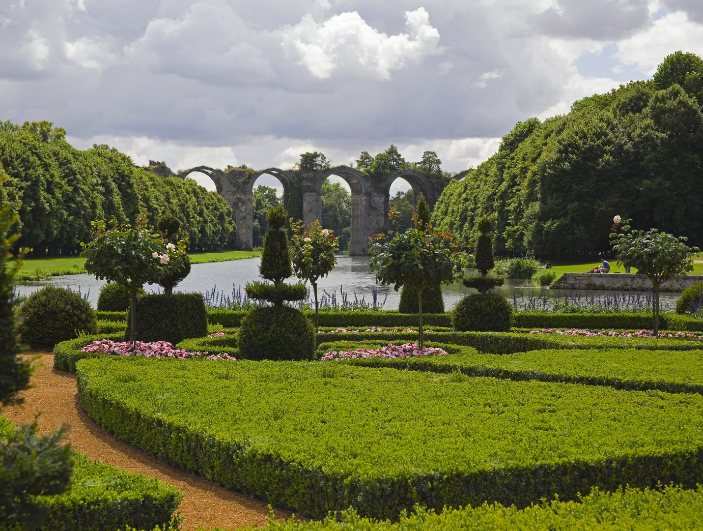 Park am Chateau de Maintenon mit dem Aquädukt Vaubans