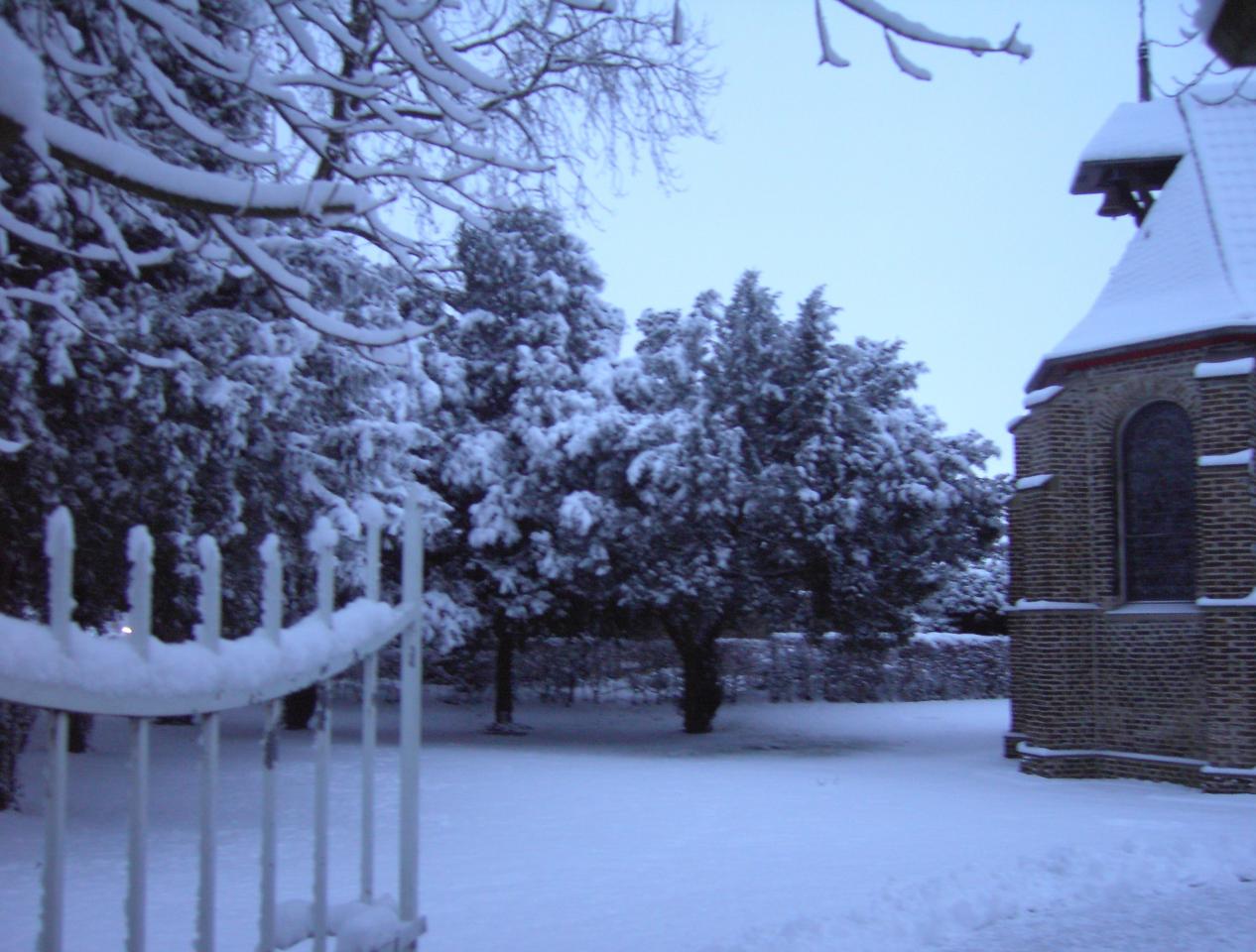 Park an der Ossenberger Schloßkapelle im Winter 2009