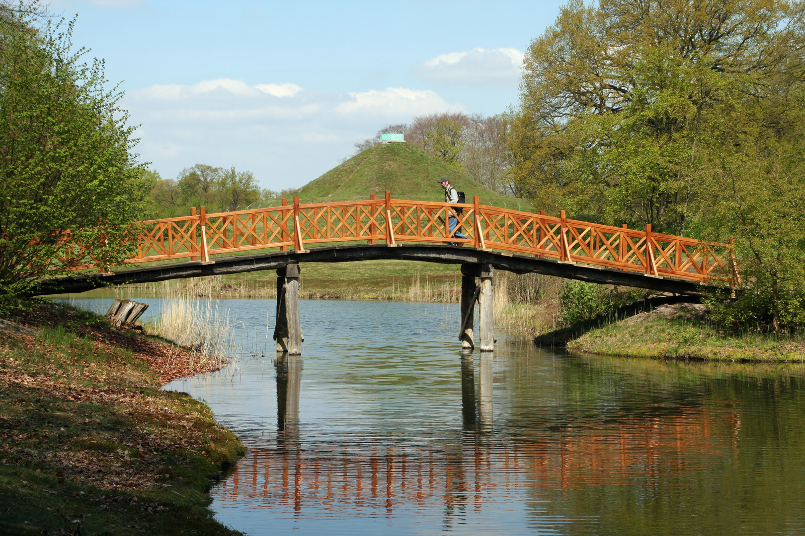 Park Branitz: Blick über die Brücke des Schlangensees zur Landpyramide