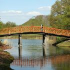 Park Branitz: Blick über die Brücke des Schlangensees zur Landpyramide