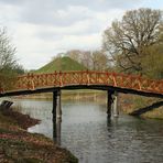 Park Branitz: Blick über die Schlangenseebrücke zur Landpyramide