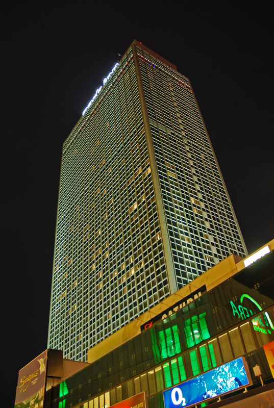 Park Inn Hotel bei Nacht