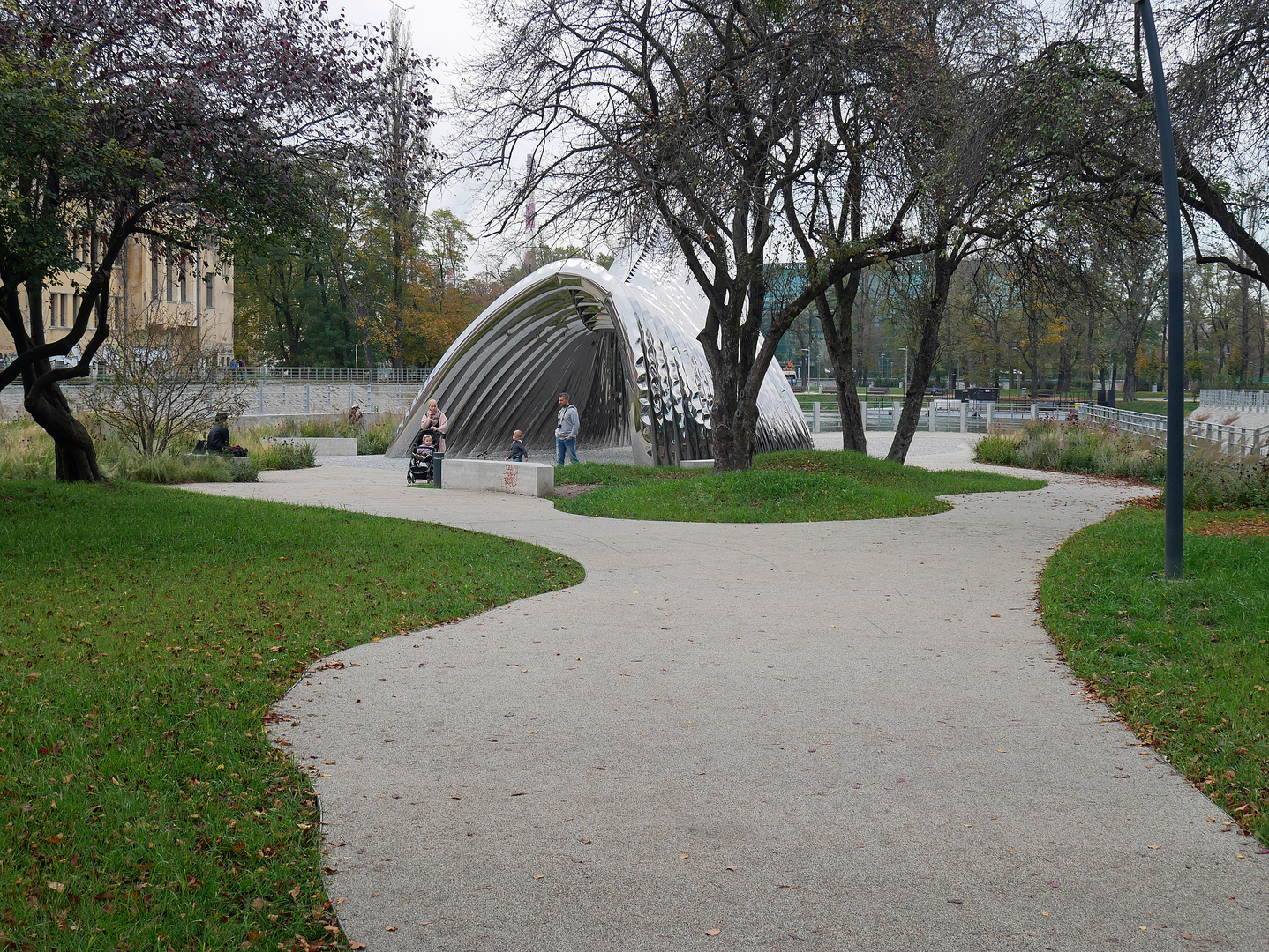 Park mit Spiegelbau