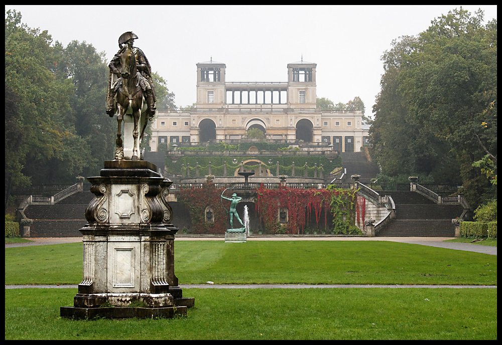 Park von Sanssouci - Fritze II aufm Pferd vor der Orangerie im Regen