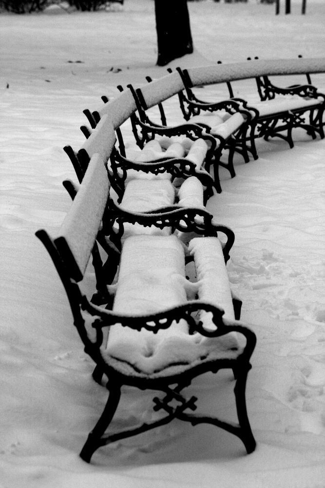 Parkbänke im Schnee