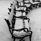 Parkbänke im Schnee