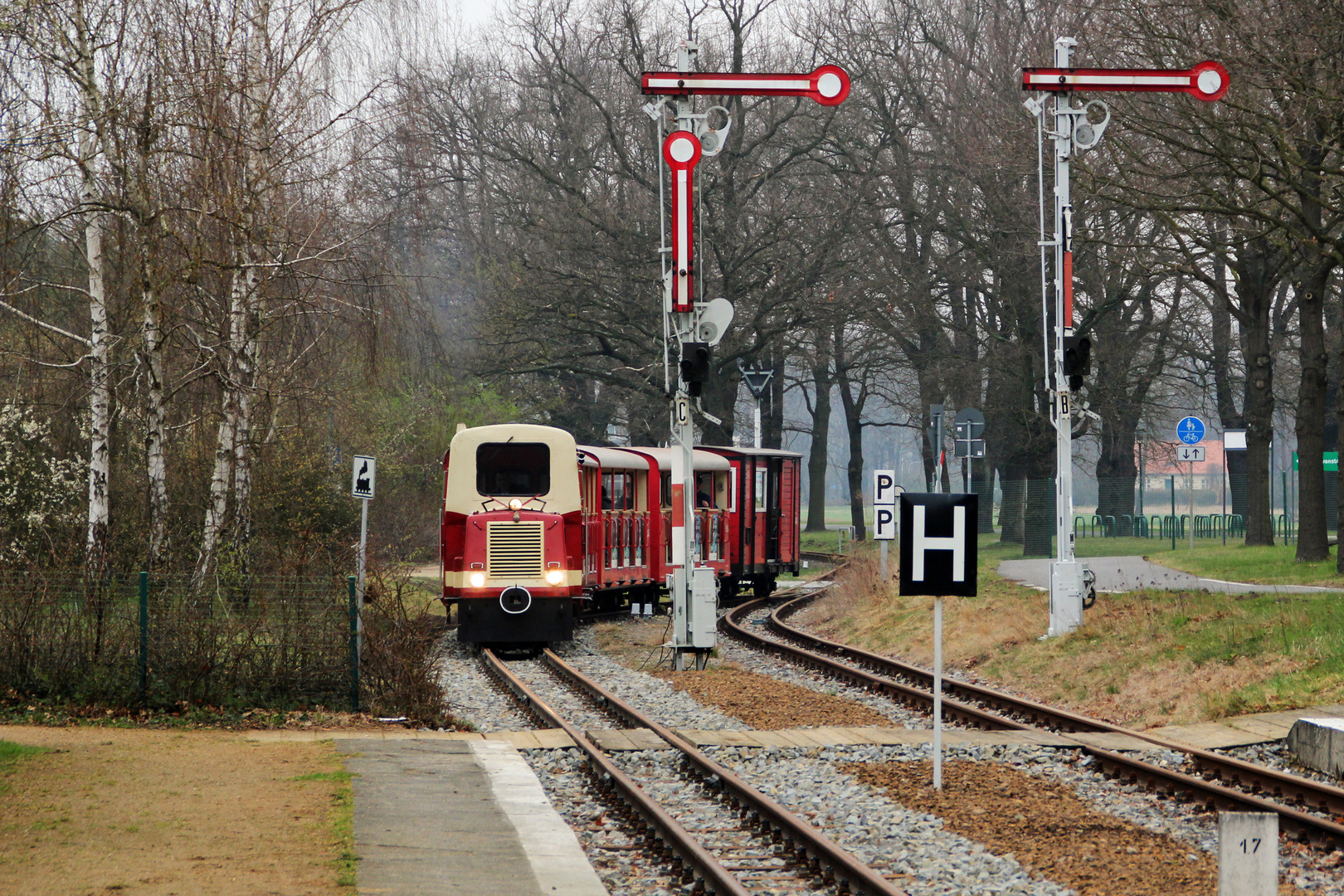 Parkbahn Cottbus: Einfahrt ein den Bahnhof Zoo am Ostersonntag