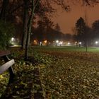 Parkbank im Herbst