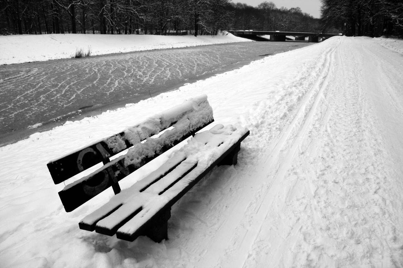 Parkbank im Schnee