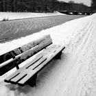 Parkbank im Schnee