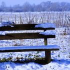 Parkbank im Schnee