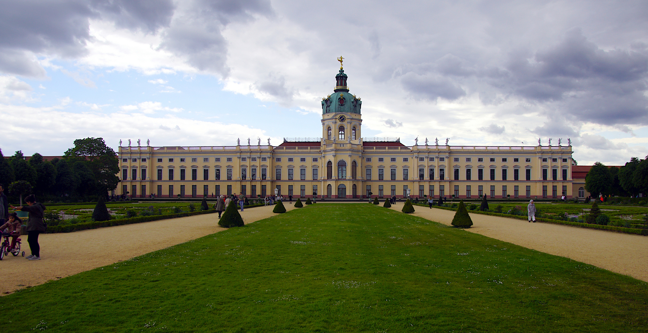 Parkblick auf Altes Schloss und Erweiterungsbau