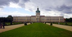 Parkblick auf Altes Schloss und Erweiterungsbau