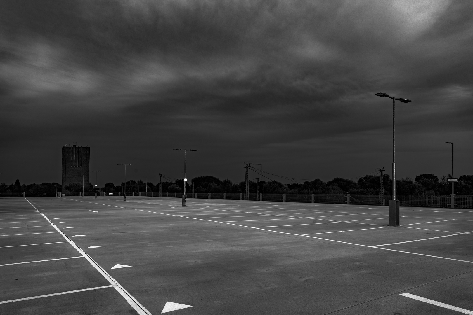 Parkdeck in der Dämmerung