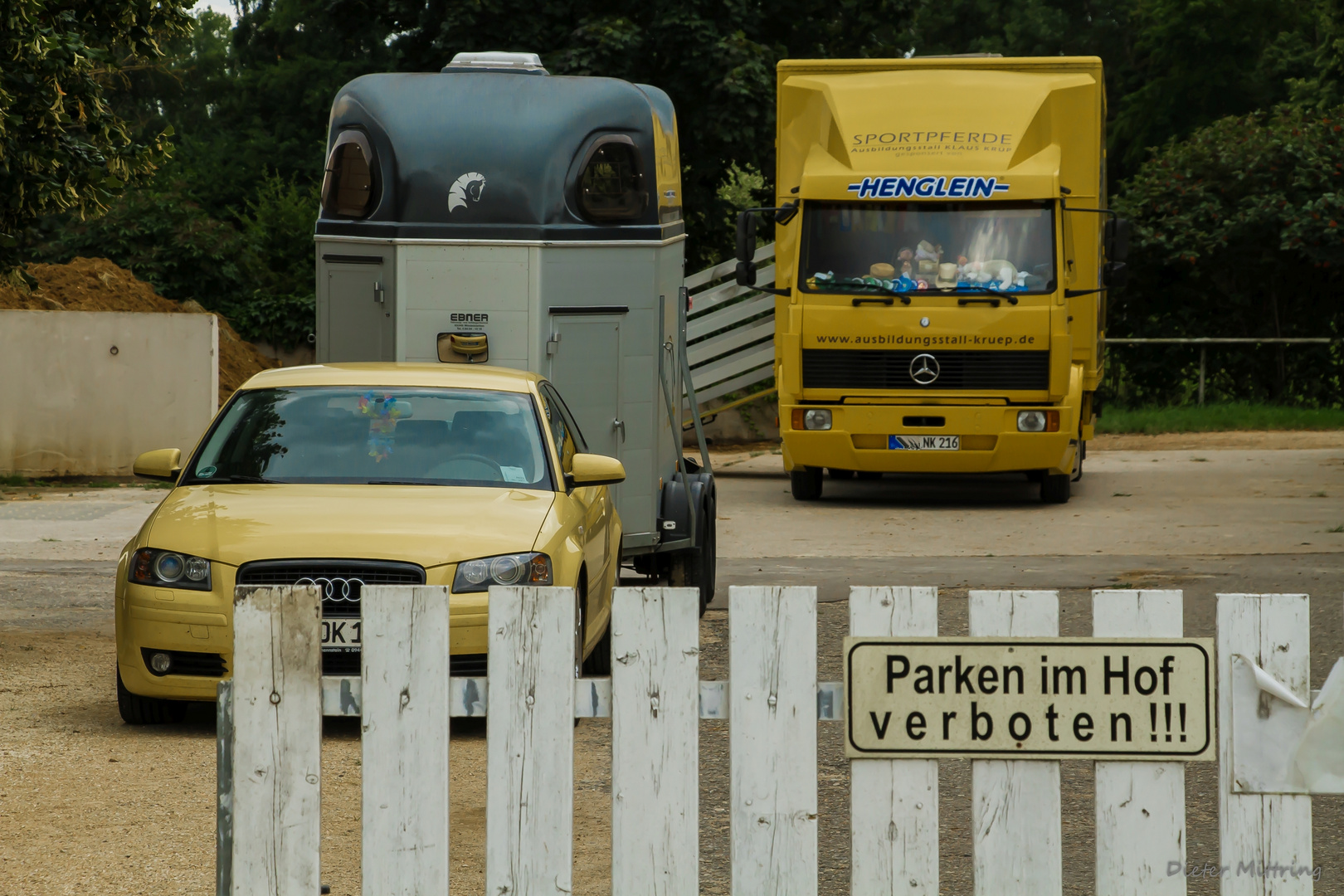 "Parken im Hof verboten!!!"