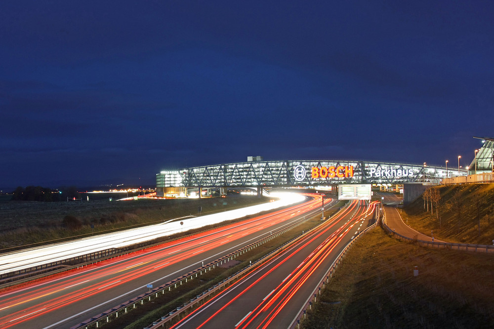 Parken über der Autobahn