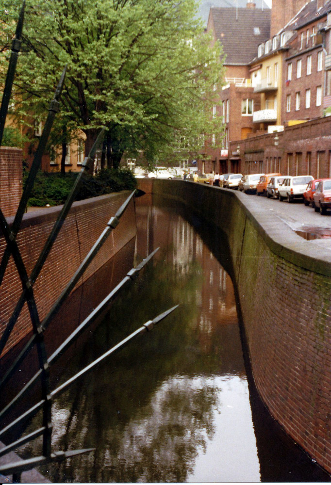 Parkende Autos auf dem Gehweg