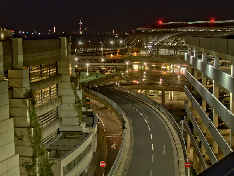 Parkhaus am Düsseldorfer Flughafen bei Nacht