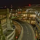 Parkhaus am Düsseldorfer Flughafen bei Nacht