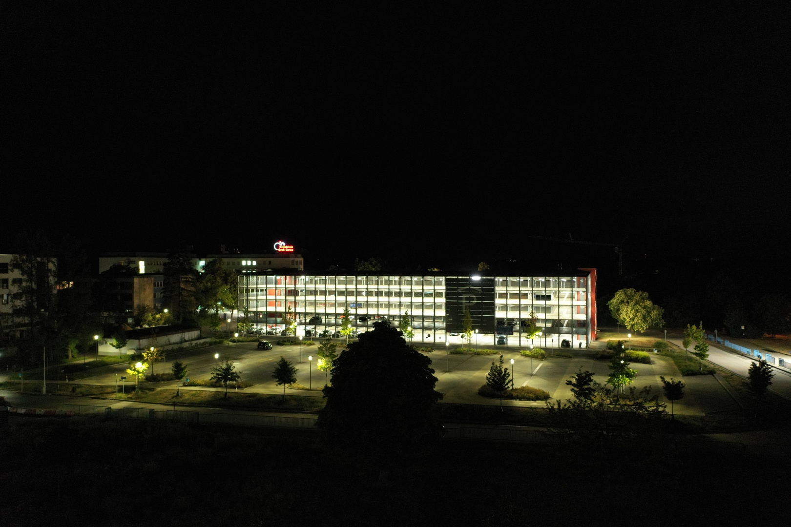 Parkhaus bei Nacht (Gross-Gerau) / 26.07.2022