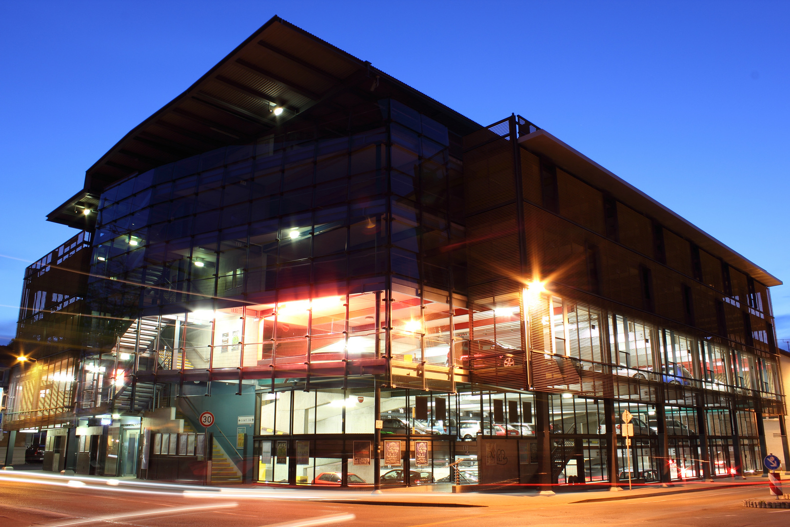 Parkhaus in Aalen zur Blauen Stunde